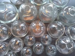 Glas cupper bruges til at fjerne smerter, ømhed o.l. Cupping er en meget udbredt teknik i hele verden